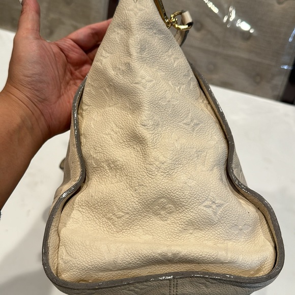 Authentic Louis Vuitton Empriente Lumineuse shoulder bag - Picture 4 of 14